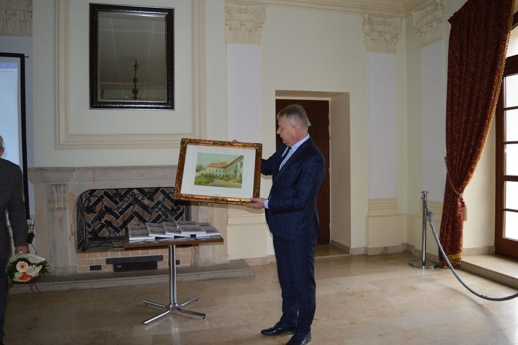 Niecodzienna lekcja historii w PSP w Lewinie Brzeskim