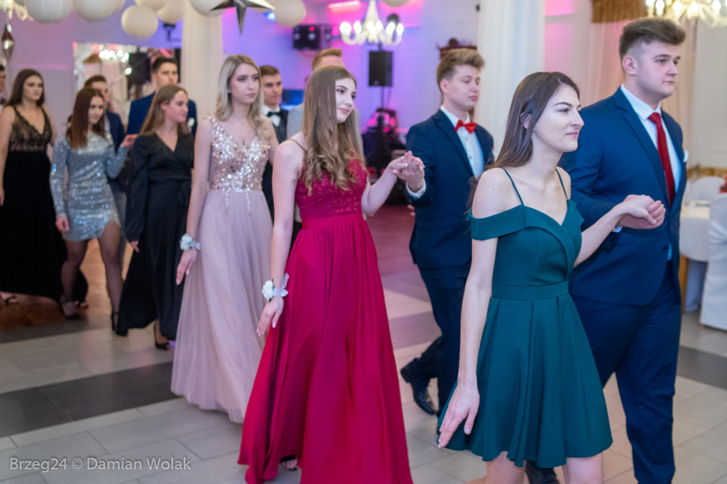 Studniówka 2020 w Zespole Szkół Ponadpodstawowych w Grodkowie [zdjęcia]