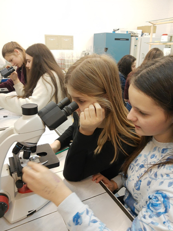Udział uczniów PSP w Łosiowie w akcji ,,Noc Biologów``.