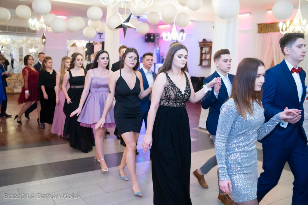 Studniówka 2020 w Zespole Szkół Ponadpodstawowych w Grodkowie [zdjęcia]