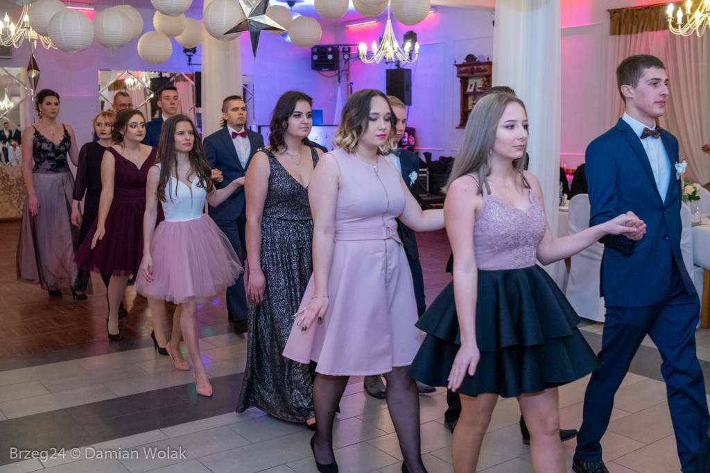 Studniówka 2020 w Zespole Szkół Ponadpodstawowych w Grodkowie [zdjęcia]