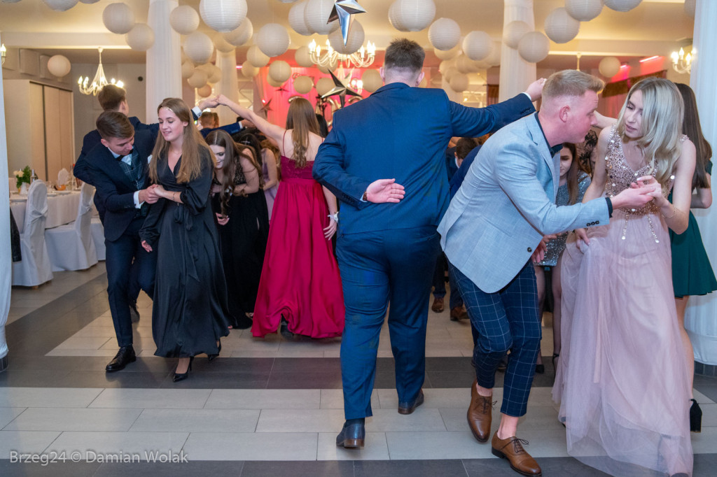 Studniówka 2020 w Zespole Szkół Ponadpodstawowych w Grodkowie [zdjęcia]