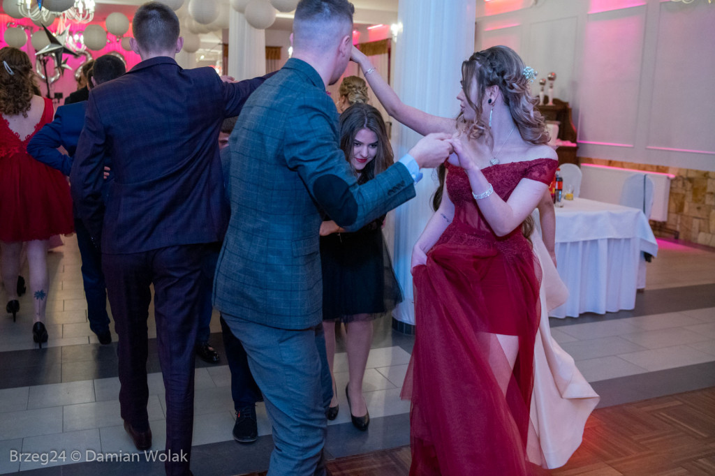 Studniówka 2020 w Zespole Szkół Ponadpodstawowych w Grodkowie [zdjęcia]