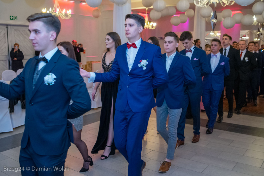 Studniówka 2020 w Zespole Szkół Ponadpodstawowych w Grodkowie [zdjęcia]