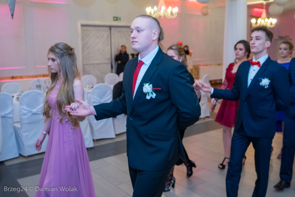 Studniówka 2020 w Zespole Szkół Ponadpodstawowych w Grodkowie [zdjęcia]