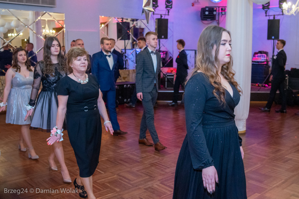 Studniówka 2020 w Zespole Szkół Ponadpodstawowych w Grodkowie [zdjęcia]