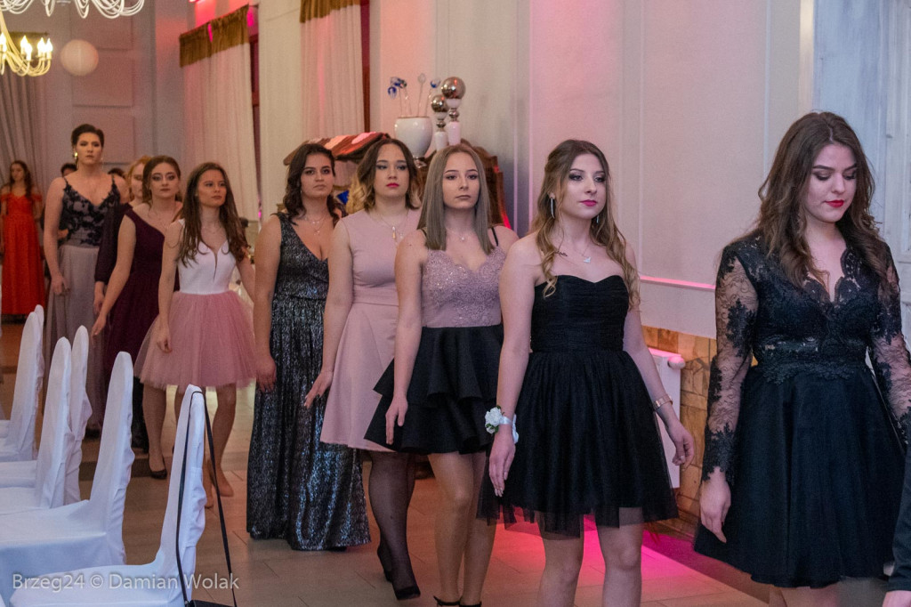 Studniówka 2020 w Zespole Szkół Ponadpodstawowych w Grodkowie [zdjęcia]