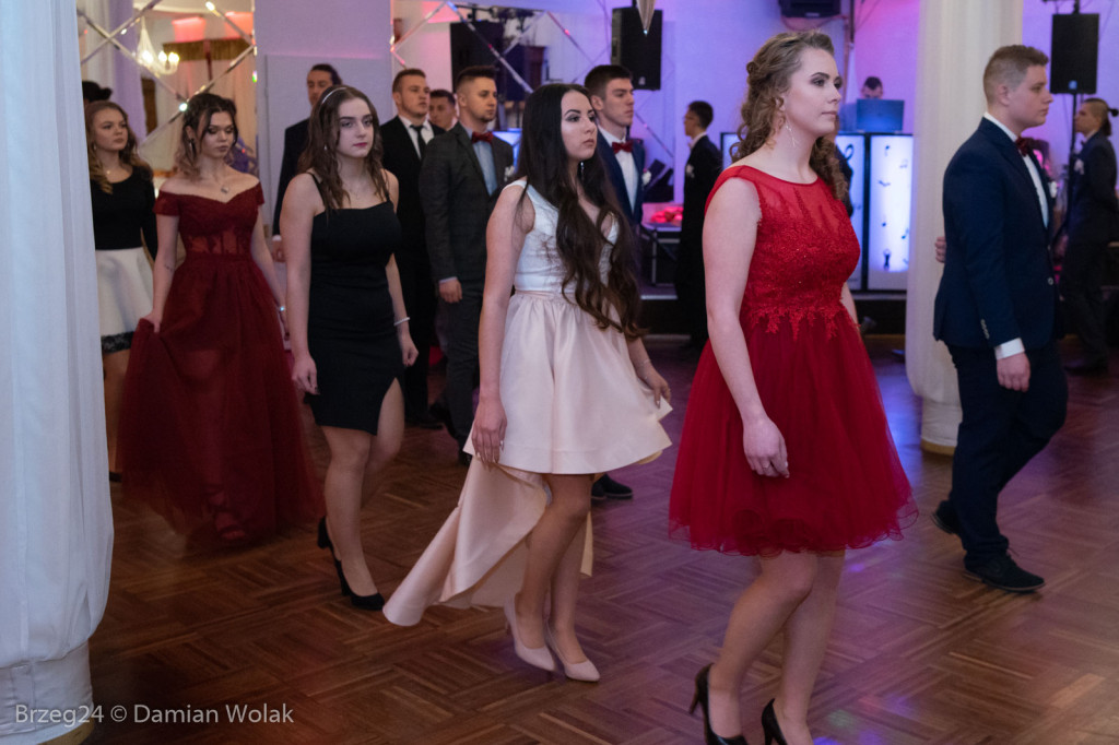 Studniówka 2020 w Zespole Szkół Ponadpodstawowych w Grodkowie [zdjęcia]