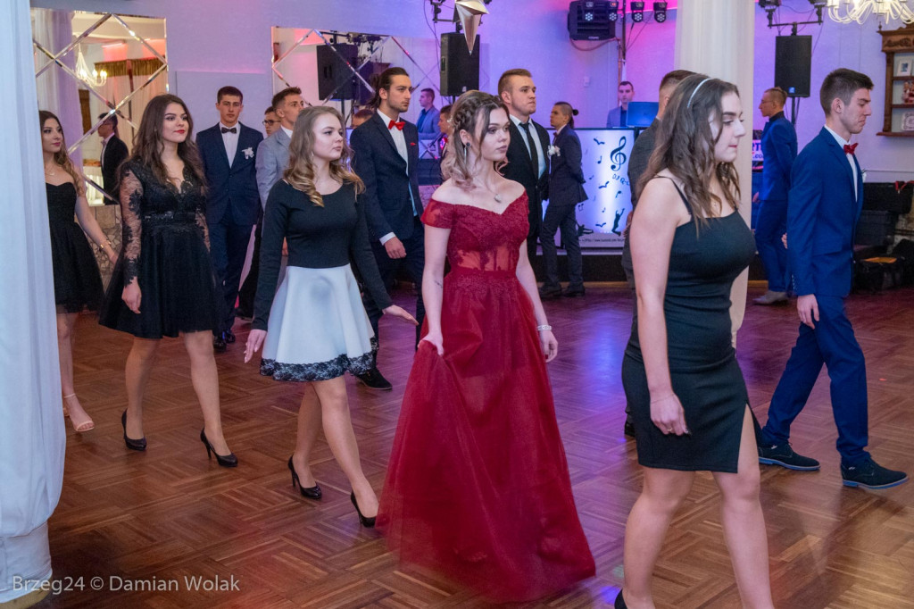 Studniówka 2020 w Zespole Szkół Ponadpodstawowych w Grodkowie [zdjęcia]