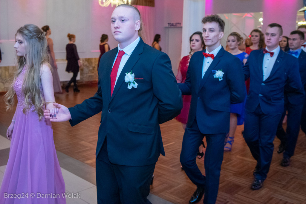 Studniówka 2020 w Zespole Szkół Ponadpodstawowych w Grodkowie [zdjęcia]