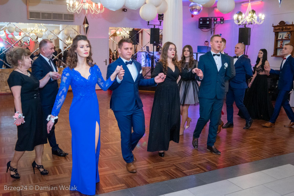 Studniówka 2020 w Zespole Szkół Ponadpodstawowych w Grodkowie [zdjęcia]