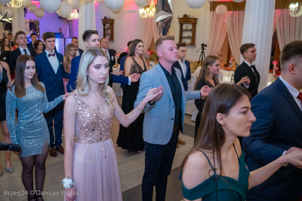 Studniówka 2020 w Zespole Szkół Ponadpodstawowych w Grodkowie [zdjęcia]