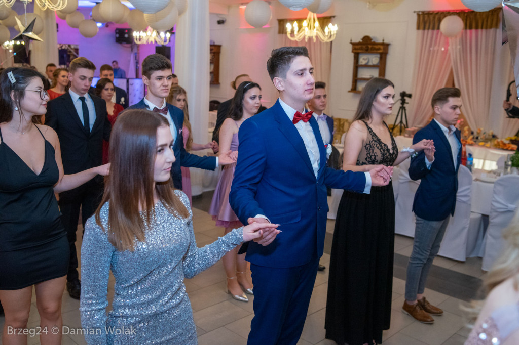 Studniówka 2020 w Zespole Szkół Ponadpodstawowych w Grodkowie [zdjęcia]