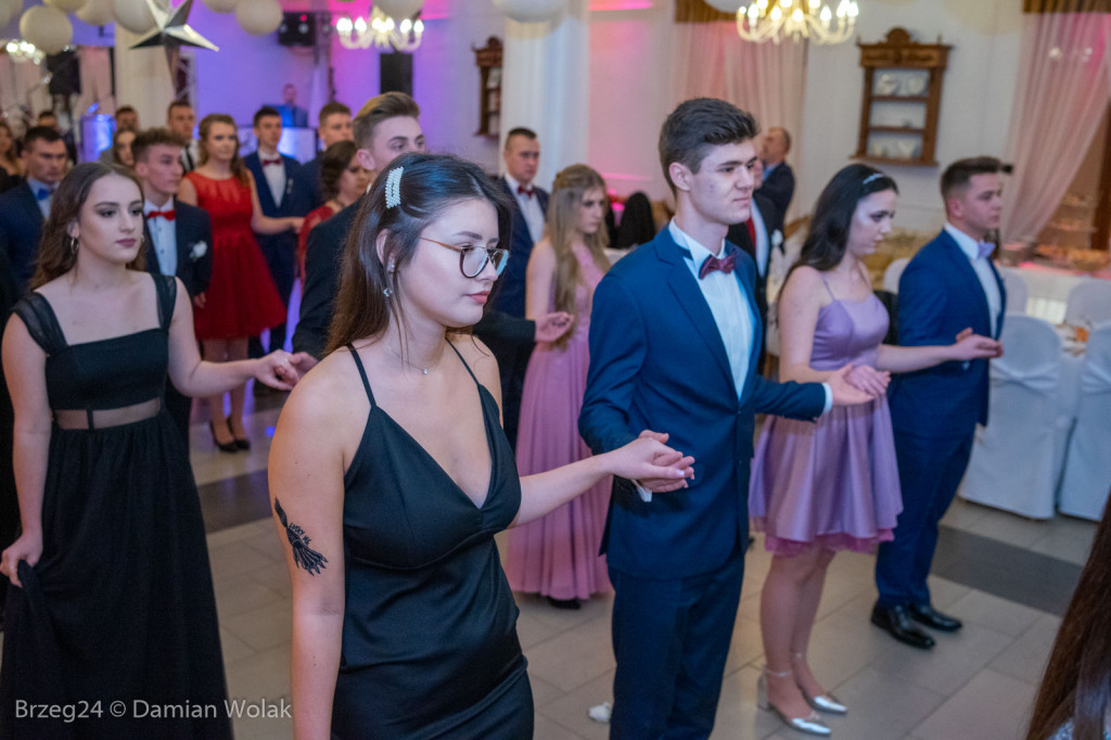 Studniówka 2020 w Zespole Szkół Ponadpodstawowych w Grodkowie [zdjęcia]