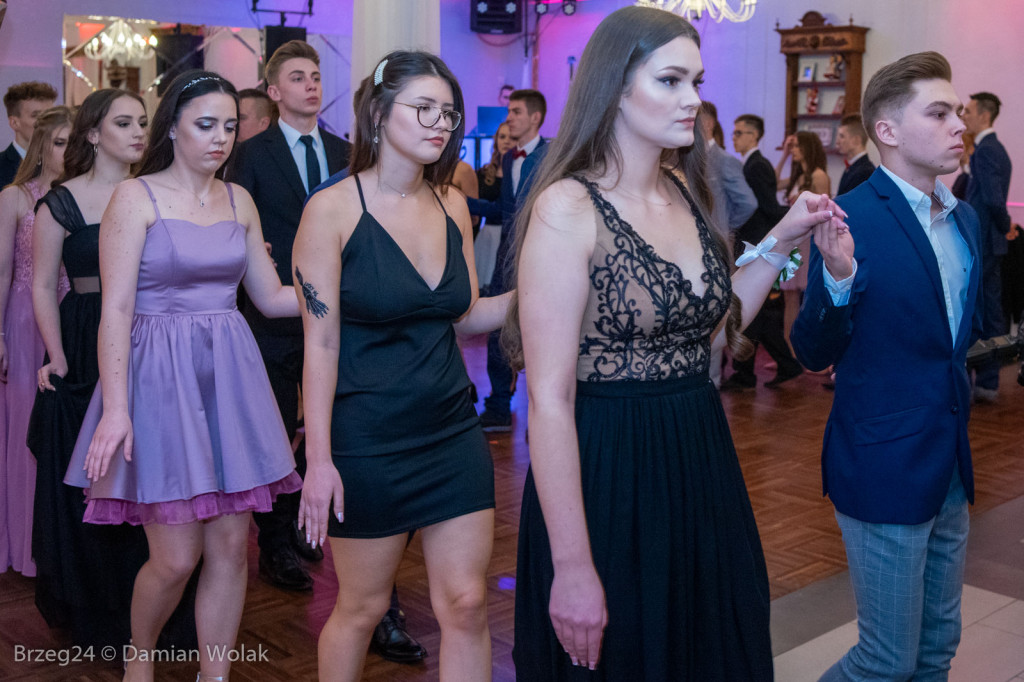 Studniówka 2020 w Zespole Szkół Ponadpodstawowych w Grodkowie [zdjęcia]