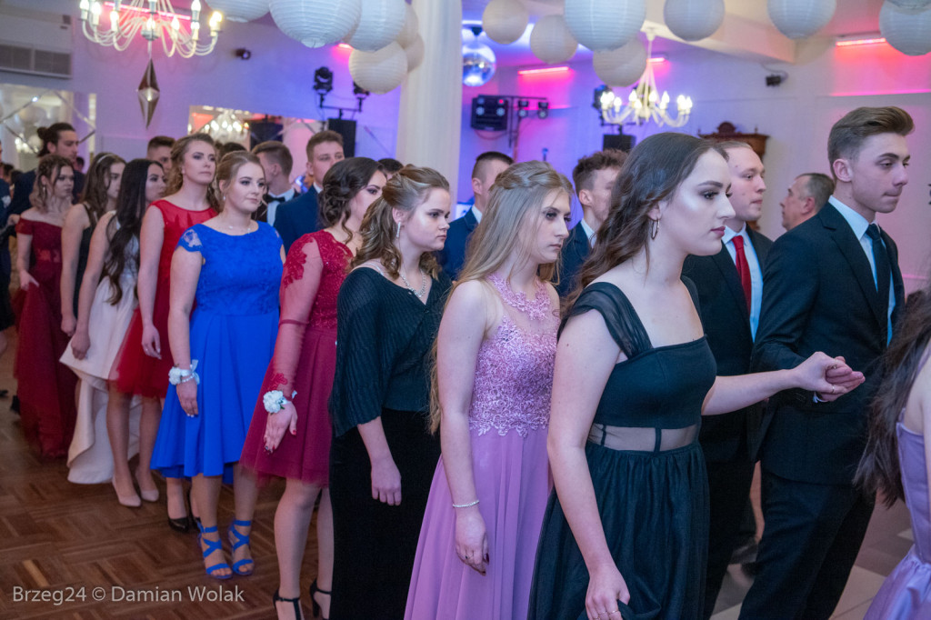 Studniówka 2020 w Zespole Szkół Ponadpodstawowych w Grodkowie [zdjęcia]