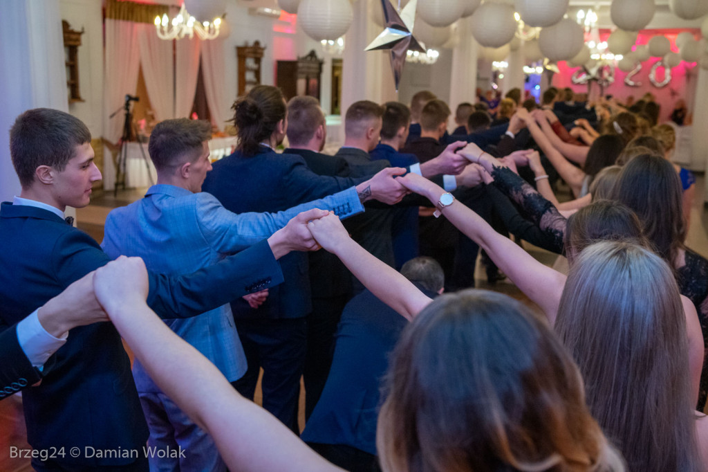 Studniówka 2020 w Zespole Szkół Ponadpodstawowych w Grodkowie [zdjęcia]