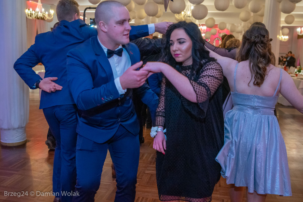 Studniówka 2020 w Zespole Szkół Ponadpodstawowych w Grodkowie [zdjęcia]