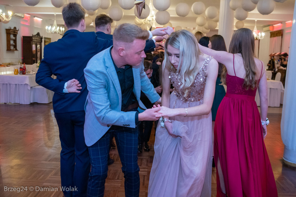 Studniówka 2020 w Zespole Szkół Ponadpodstawowych w Grodkowie [zdjęcia]