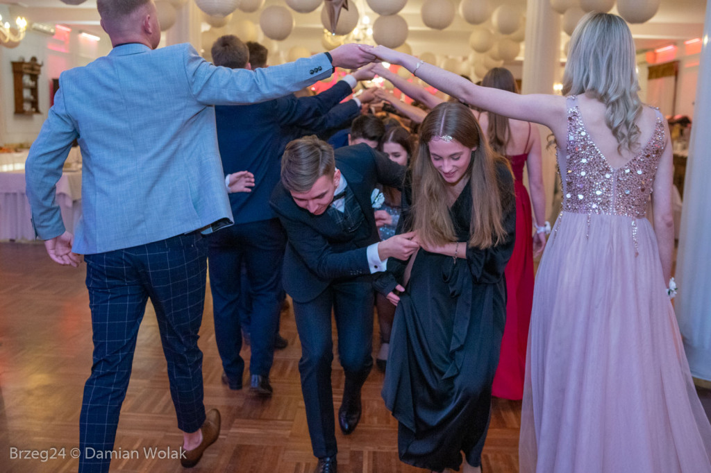 Studniówka 2020 w Zespole Szkół Ponadpodstawowych w Grodkowie [zdjęcia]