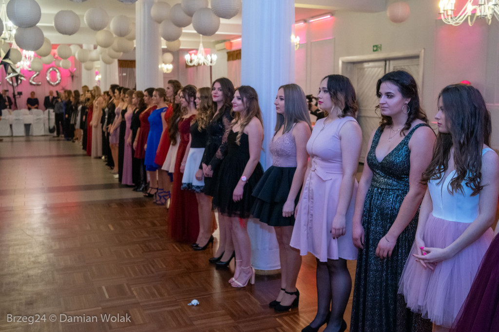 Studniówka 2020 w Zespole Szkół Ponadpodstawowych w Grodkowie [zdjęcia]