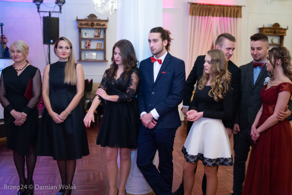 Studniówka 2020 w Zespole Szkół Ponadpodstawowych w Grodkowie [zdjęcia]