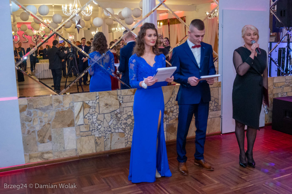 Studniówka 2020 w Zespole Szkół Ponadpodstawowych w Grodkowie [zdjęcia]