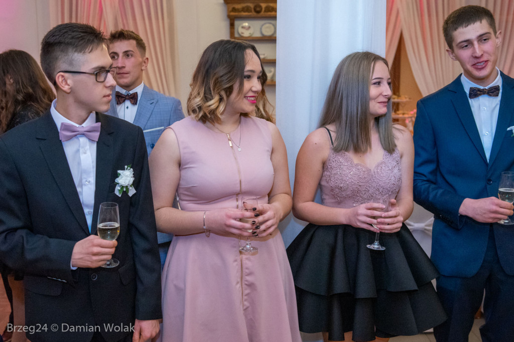 Studniówka 2020 w Zespole Szkół Ponadpodstawowych w Grodkowie [zdjęcia]