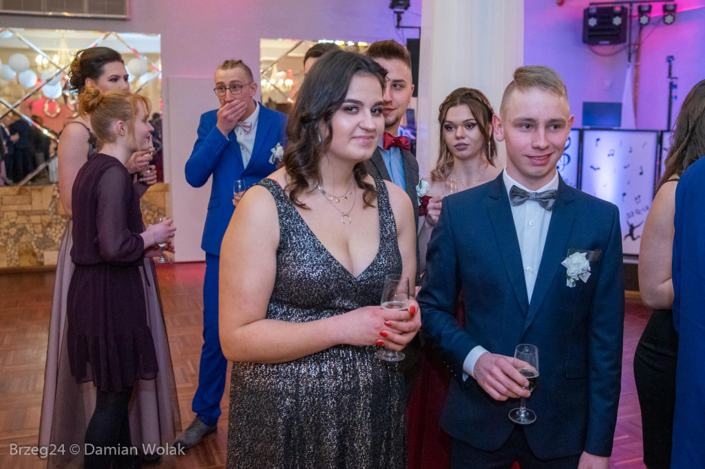 Studniówka 2020 w Zespole Szkół Ponadpodstawowych w Grodkowie [zdjęcia]