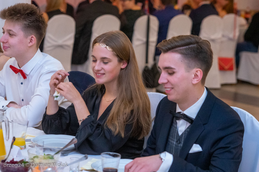 Studniówka 2020 w Zespole Szkół Ponadpodstawowych w Grodkowie [zdjęcia]