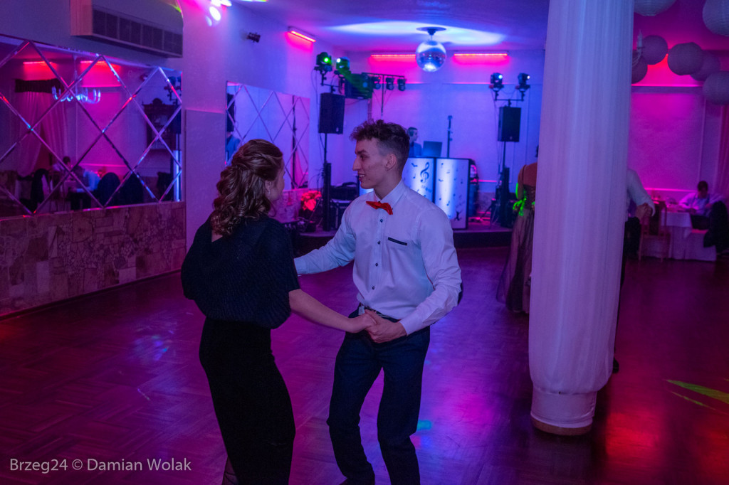 Studniówka 2020 w Zespole Szkół Ponadpodstawowych w Grodkowie [zdjęcia]