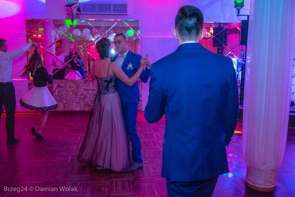 Studniówka 2020 w Zespole Szkół Ponadpodstawowych w Grodkowie [zdjęcia]