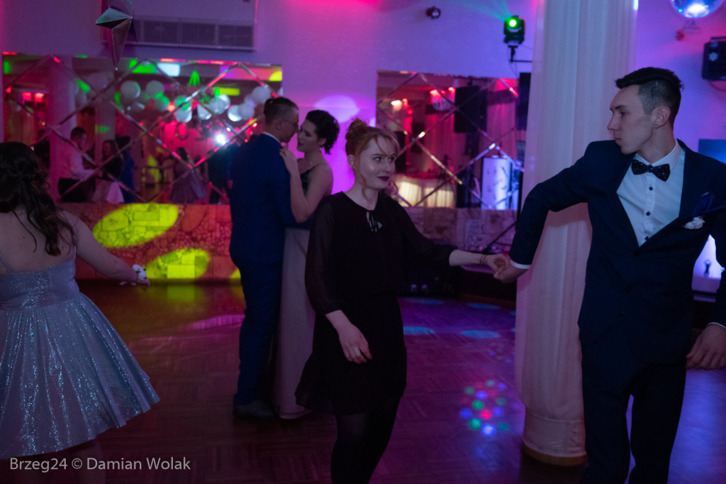 Studniówka 2020 w Zespole Szkół Ponadpodstawowych w Grodkowie [zdjęcia]