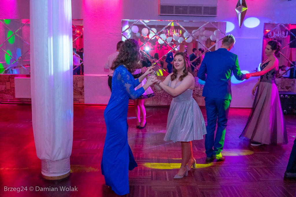 Studniówka 2020 w Zespole Szkół Ponadpodstawowych w Grodkowie [zdjęcia]