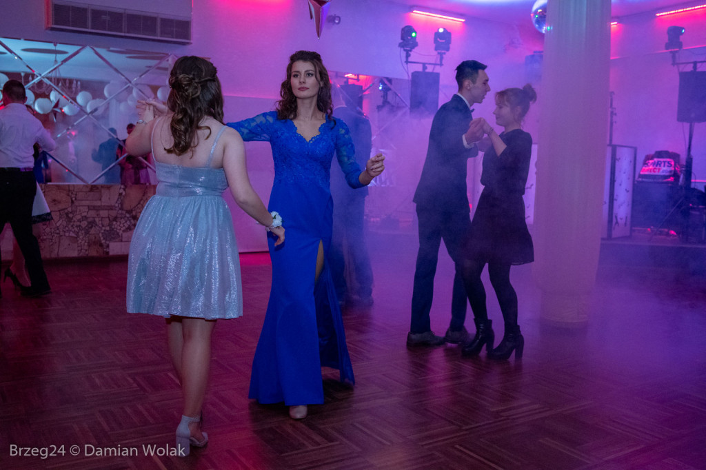 Studniówka 2020 w Zespole Szkół Ponadpodstawowych w Grodkowie [zdjęcia]