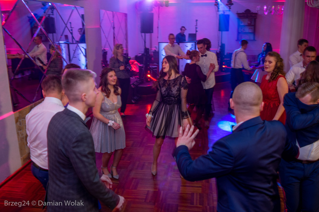 Studniówka 2020 w Zespole Szkół Ponadpodstawowych w Grodkowie [zdjęcia]