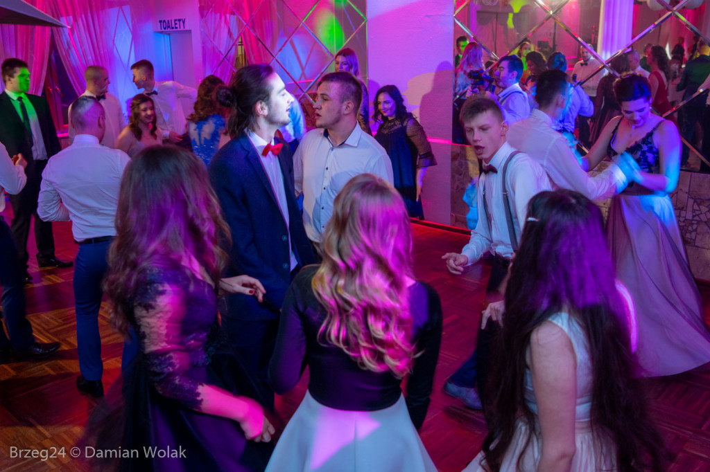 Studniówka 2020 w Zespole Szkół Ponadpodstawowych w Grodkowie [zdjęcia]