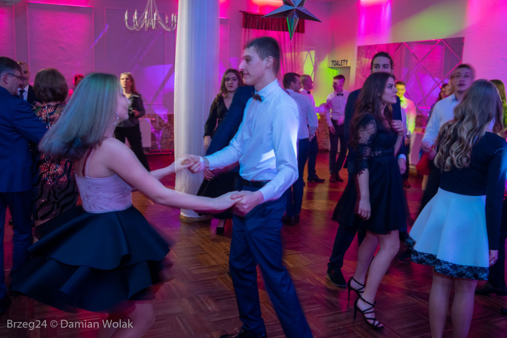 Studniówka 2020 w Zespole Szkół Ponadpodstawowych w Grodkowie [zdjęcia]