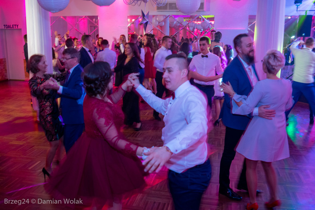 Studniówka 2020 w Zespole Szkół Ponadpodstawowych w Grodkowie [zdjęcia]