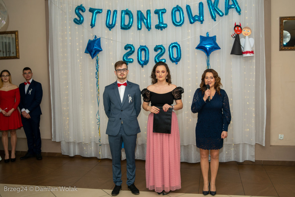 Studniówka 2020 w Liceum Ogólnokształcącym w Grodkowie [zdjęcia]