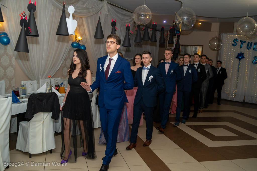 Studniówka 2020 w Liceum Ogólnokształcącym w Grodkowie [zdjęcia]