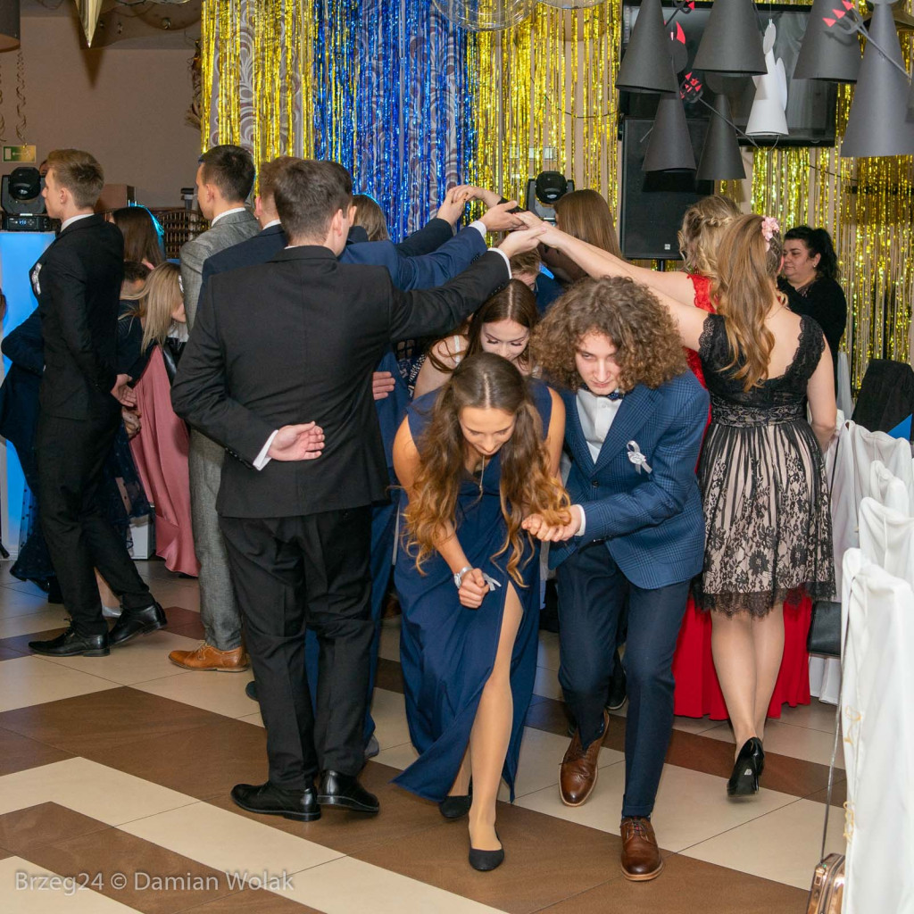 Studniówka 2020 w Liceum Ogólnokształcącym w Grodkowie [zdjęcia]