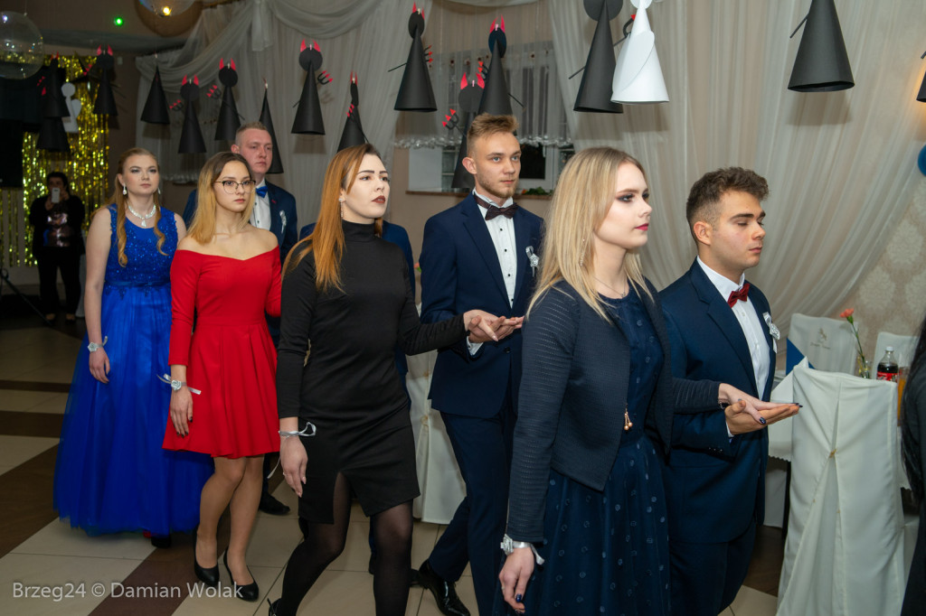 Studniówka 2020 w Liceum Ogólnokształcącym w Grodkowie [zdjęcia]