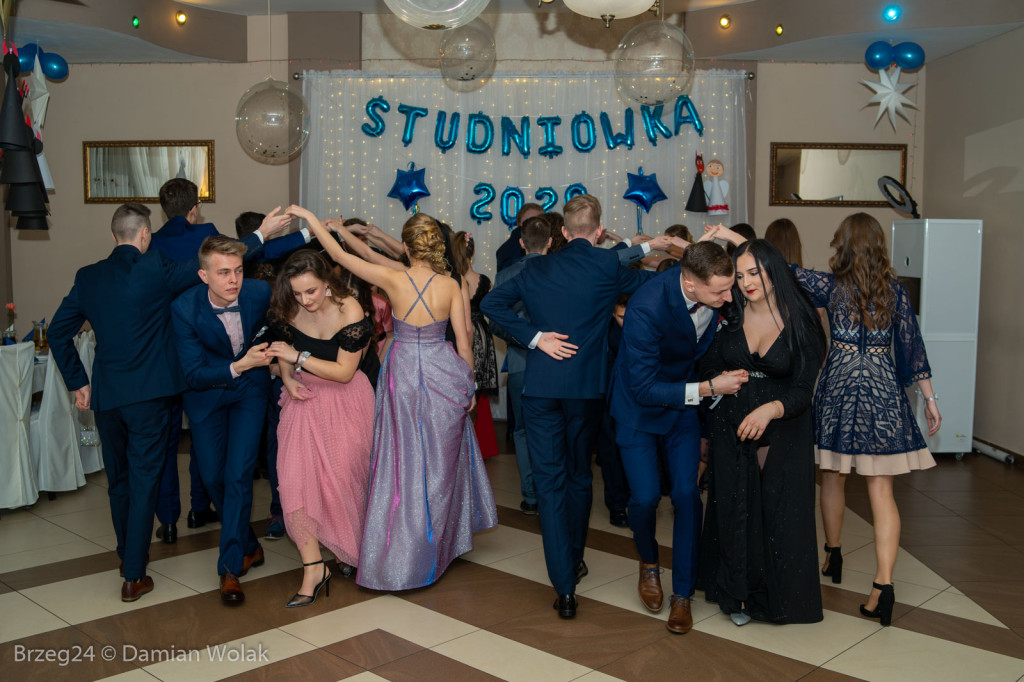 Studniówka 2020 w Liceum Ogólnokształcącym w Grodkowie [zdjęcia]