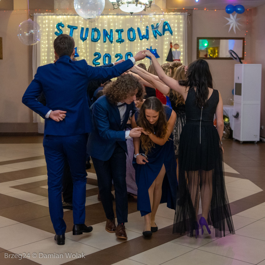 Studniówka 2020 w Liceum Ogólnokształcącym w Grodkowie [zdjęcia]
