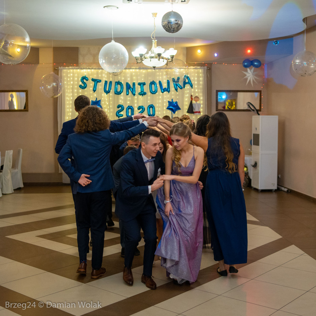 Studniówka 2020 w Liceum Ogólnokształcącym w Grodkowie [zdjęcia]