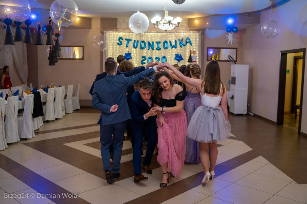 Studniówka 2020 w Liceum Ogólnokształcącym w Grodkowie [zdjęcia]