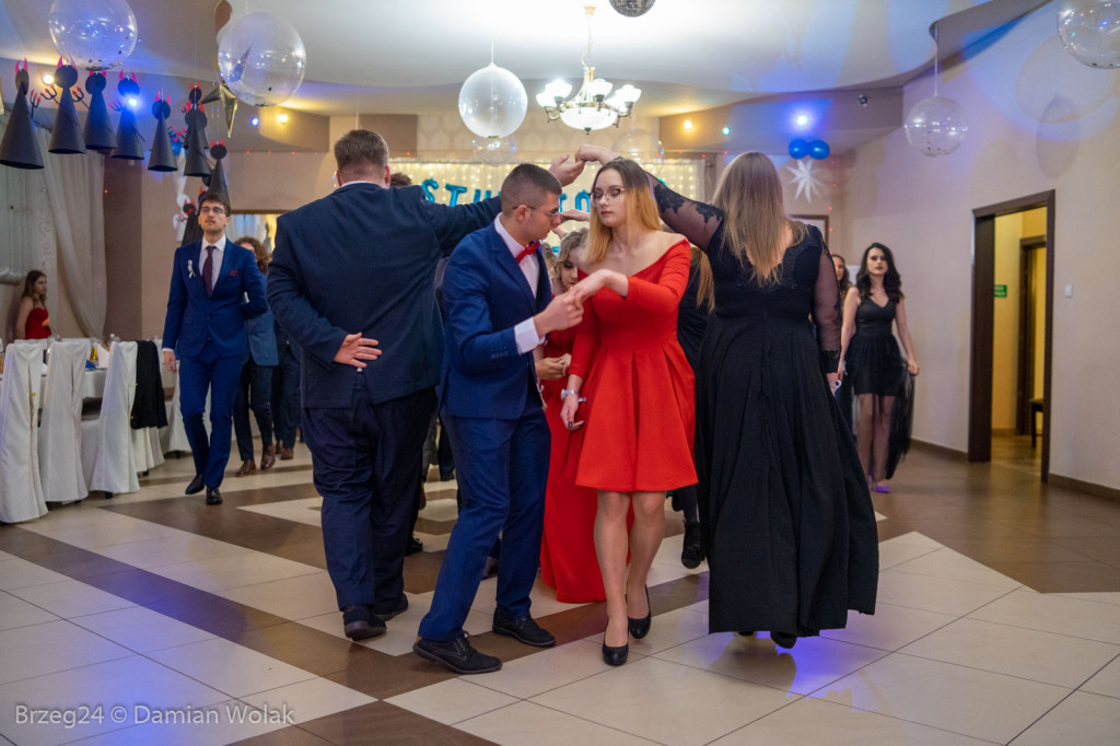 Studniówka 2020 w Liceum Ogólnokształcącym w Grodkowie [zdjęcia]