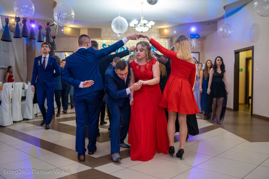 Studniówka 2020 w Liceum Ogólnokształcącym w Grodkowie [zdjęcia]