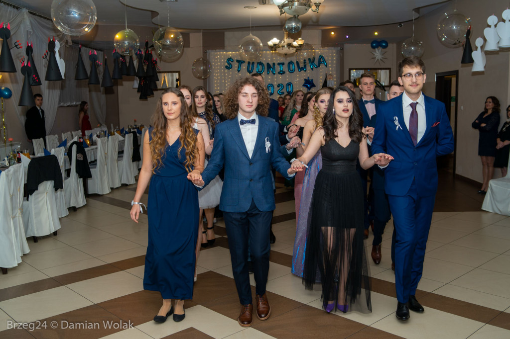 Studniówka 2020 w Liceum Ogólnokształcącym w Grodkowie [zdjęcia]